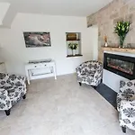 The Day's Bar & 3*