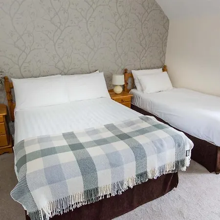 The Beach, Days Bar And إينشبوفين