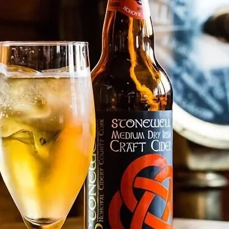 The Beach, Days Bar And إينشبوفين